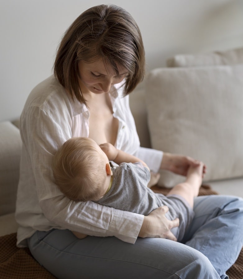 Madre amamantando su bebé