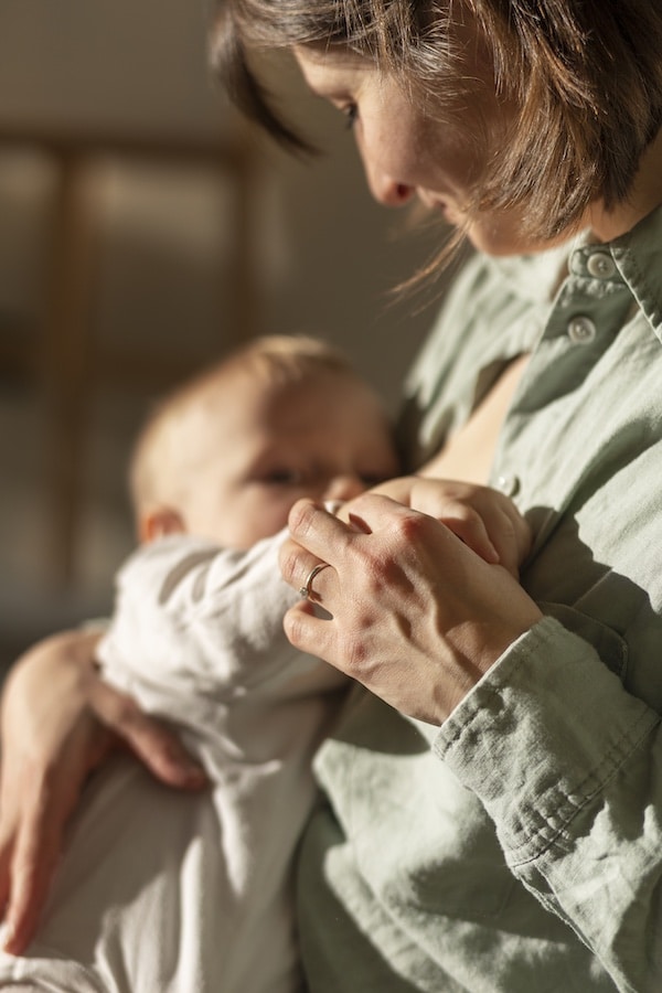 Mamá amamantando su bebé